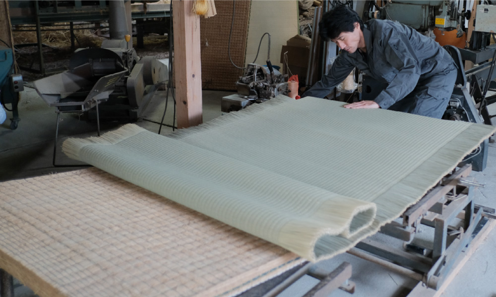 写真：和久屋が畳を広げているシーン