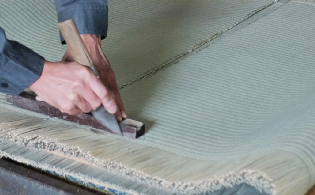 写真：和久屋職人が畳をカットしている写真